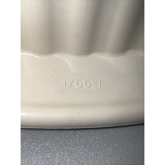 Vintage Tupperware Ultra 21 Quiche Pan With Lid 1766-1 - Picture 3 of 4